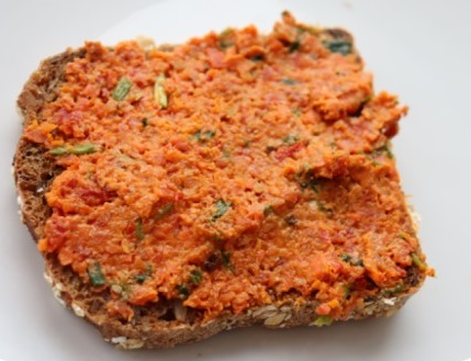 Bread with spread rich in carotenoids